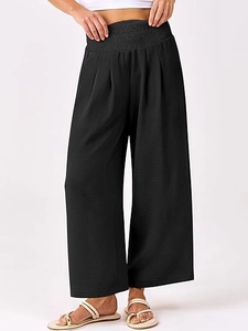 Détail de la taille haute élastique et texture plissée sur pantalon large noir