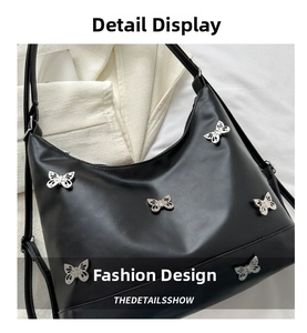 Dettaglio della borsa tote in morbida pelle nera con decorazioni a farfalla in metallo argento