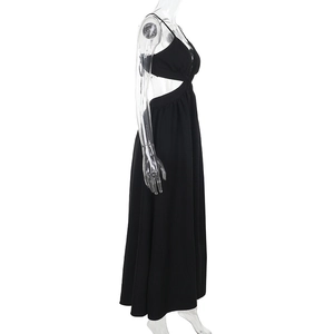 Vue détaillée des découpes latérales et de la fente haute sur une robe longue noire