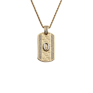 Détail du pendentif plaque militaire dorée avec texture et lettre O en zircons