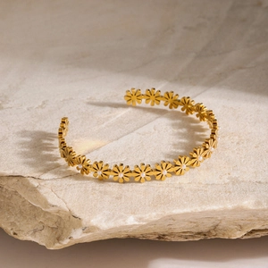 Classic 18k gold stainless steel open bangle with daisy motifs and pearl accents