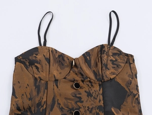 Détail du haut caraco en jacquard marron avec de fines bretelles et des boutons décoratifs
