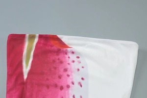 Détail de l'imprimé floral fruit du dragon sur robe en maille avec motifs rose et blanc