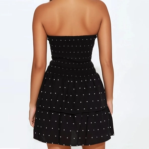 Detailansicht rückenfreies schwarzes Polka-Dot-Kleid mit elastischem Rücken und Stufenrock