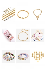 Collectie roestvrijstalen letterarmbanden en 18K vergulde sieraden op een witte basis