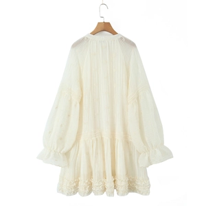 Robe bohème ivoire à manches bouffantes et volants superposés sur fond blanc pour femme