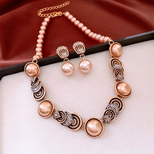 Vintage jewelry set with champagne pearl necklace and round diamond-encrusted earrings