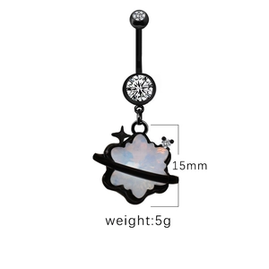 Détail d'un piercing de nombril noir avec sphères en cristal et pendentif planète