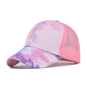 Dettaglio del cappellino tie-dye viola e blu con rete rosa traspirante sul retro