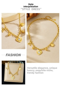 Détails macro d'un collier doré avec pendentifs en forme de cœur et zircon brillant
