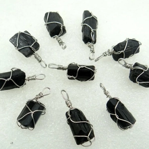Détail de fil d'argent enroulé sur pendentifs en tourmaline noire irrégulière