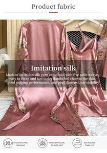 Détail du pyjama en satin rose avec imprimé floral et conseils d'entretien du tissu