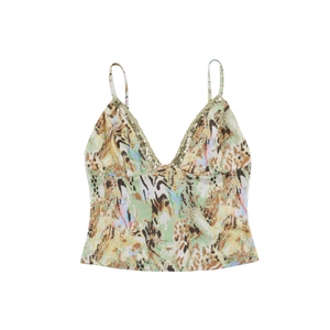 Detail van luipaardprint bikinitop met gouden lovertjes en dunne schouderbandjes