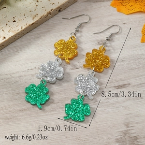Dreifarbige Glitzer-Kleeblatt-Ohrringe mit den Maßen 8,5 cm x 1,9 cm und 6,6 g Gewicht