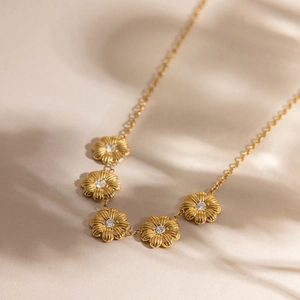 Collier marguerite en or avec zircons blancs et ombres de feuilles élégantes