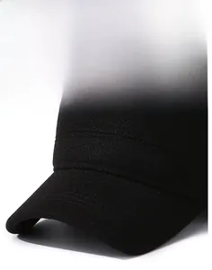 Detail der Wintermütze mit dickem Strukturstoff und einem Sport-Metallemblem an der Seite