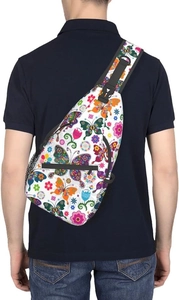 Détail du sac bandoulière avec imprimé floral papillon et bandoulière réglable
