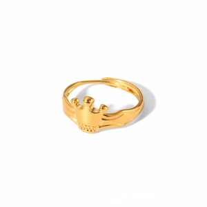 Vue détaillée de la bague couronne dorée ajustable avec texture et polissage