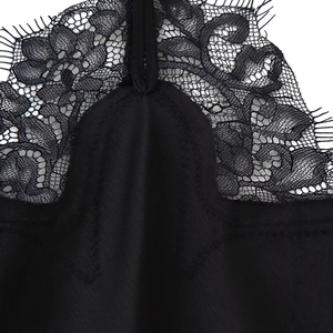 Robe dos nu pour femme avec dentelle noire délicate et texture satinée lisse