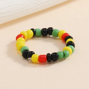 Anello elastico con perline colorate rosse gialle verdi e nere in stile etnico moderno