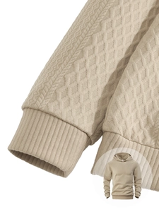 Detailaufnahme der khakifarbenen Waffelstrick-Struktur und Rippbündchen am Hoodie