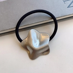 Minimalistisch haarelastiekje met een gepolijst zilveren onregelmatige sterornament