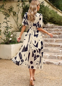 Vue de dos d'une robe longue à manches bouffantes et imprimé géométrique noir sur beige