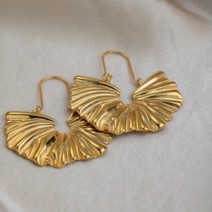 Boucles d'oreilles minimalistes en éventail plaqué or sur tissu naturel