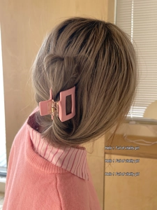 Detail einer rosa quadratischen Haarklammer am Modell mit minimalistischem Design