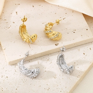 Retro stainless steel C-shaped twisted earrings with glittering diamonds in gold and silver