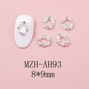 Détail macro d'une déco d'ongles couronne de Noël 8x9mm avec perles et strass sur base argent