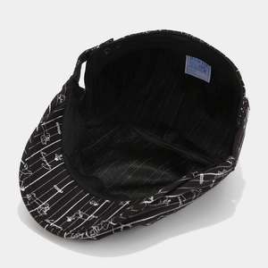 Béret noir à rayures avec sangle réglable montrant l'étiquette de taille 56-58cm