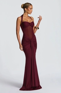 Dettaglio dell'abito bordeaux con scollo all'americana, mesh e nodo sul davanti