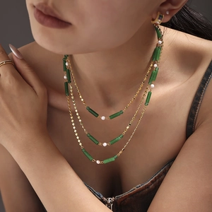 Collier trois rangs en acier inoxydable doré avec aventurine verte et perles