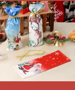 Dettaglio di copribottiglie di vino natalizi con motivi di Babbo Natale e renne