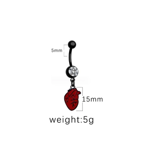 Vue macro d'un piercing nombril cœur anatomique rouge de 15mm avec cristal et barre noire