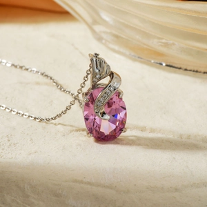 Collier élégant en argent avec grand pendentif en pierre rose ovale et accents de zircon