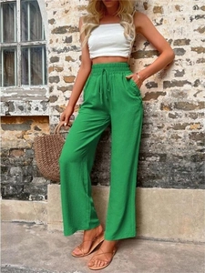 Détail du pantalon vert à taille haute ajustable avec cordon et coupe large fluide