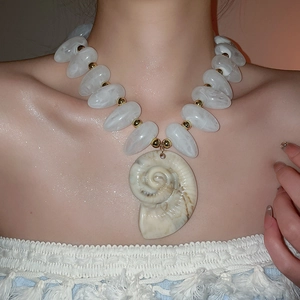 Nahaufnahme der Strand-Halskette mit Muschel-Anhängern und Acrylperlen am Model