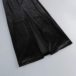 Dettaglio di un abito da sera in velluto nero con spacco alto e texture morbida