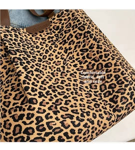 Gros plan du sac cabas en toile à motif léopard avec poignée en cuir marron Boons