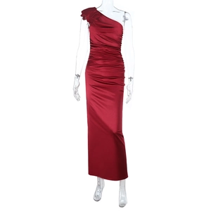 Détail d'une robe en satin rouge à une épaule avec nœud volanté et corps plissé
