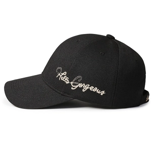 Schwarze Baseballkappe aus Baumwolle mit Hello Gorgeous Stickerei, Ansicht von der Seite