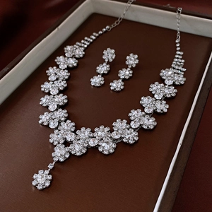 Dettaglio di parure floreale argentata con cristalli brillanti in scatola regalo
