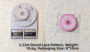Detail der 2m Donut Party Girlande mit 22 Papierelementen und Gewicht auf der Waage