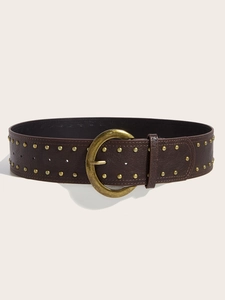Détail d'une ceinture large en cuir marron avec boucle dorée et rivets à double rangée
