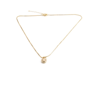 Dettaglio di una collana a catena dorata con piccolo ciondolo a lucchetto e cristalli