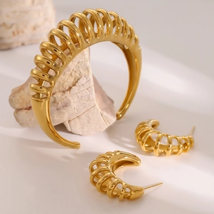 Detailed set of 18k gold-plated stainless steel chunky spiral cuff bracelet and earrings