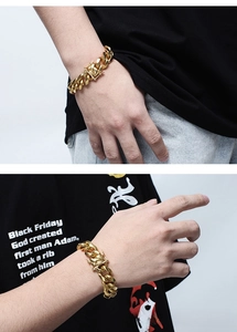 Makro-Detail des goldenen Herren-Panzerarmbands mit geprägtem quadratischem Verschluss