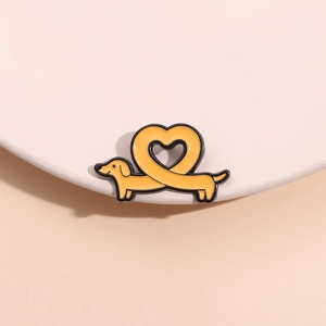 Broche créative en émail de teckel jaune en forme de cœur accessoire pour amoureux des chiens